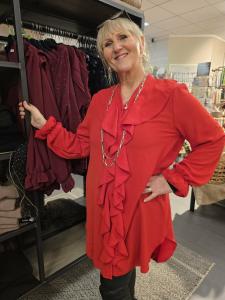 Klänning / Långskjorta med volang, Röd Louise - Caramelle Fashion