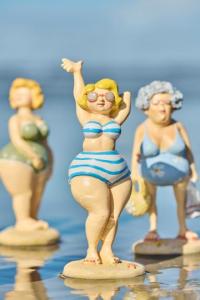 Dam i blå och vitrandig bikini - IB Laursen