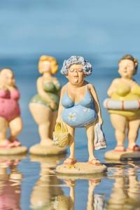 Dam i blåblommig baddräkt - IB Laursen