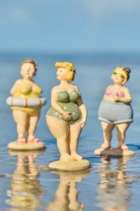 Dam i ljusgrön småblommig baddräkt - IB Laursen