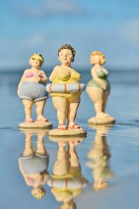 Dam i gul prickig baddräkt och simring - IB Laursen