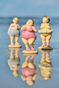 Dam i rosa hjärt-baddräkt - IB Laursen