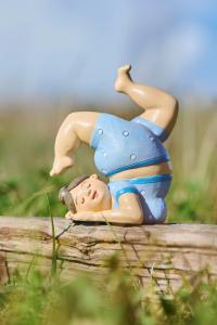 Yogadam i blåa trikåer, Sittande - Ib Laursen