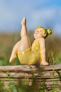 Yogadam i gula trikåer, Sittande - Ib Laursen