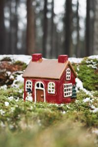 Keramikhus För Värmeljus, Rött med snögubbe (27716-33) - IB Laursen