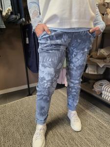 Magiskt stretchig byxa, Hibiskus Blå, Madde - Soulful Fashion