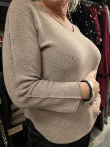 Stickad tröja med v-hals, Taupe Bella - Caramelle Fashion