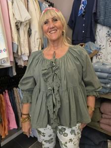 Blus med volang och spets, Armygrön Johanna - Caramelle Fashion