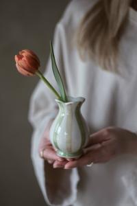 Majas Vas, Stripes Grön / Taupe - Majas Cottage