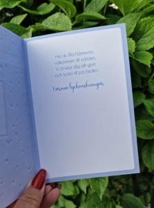 På dopdagen, Hjärtan och prickar på ljusblå/lila botten - Pictura