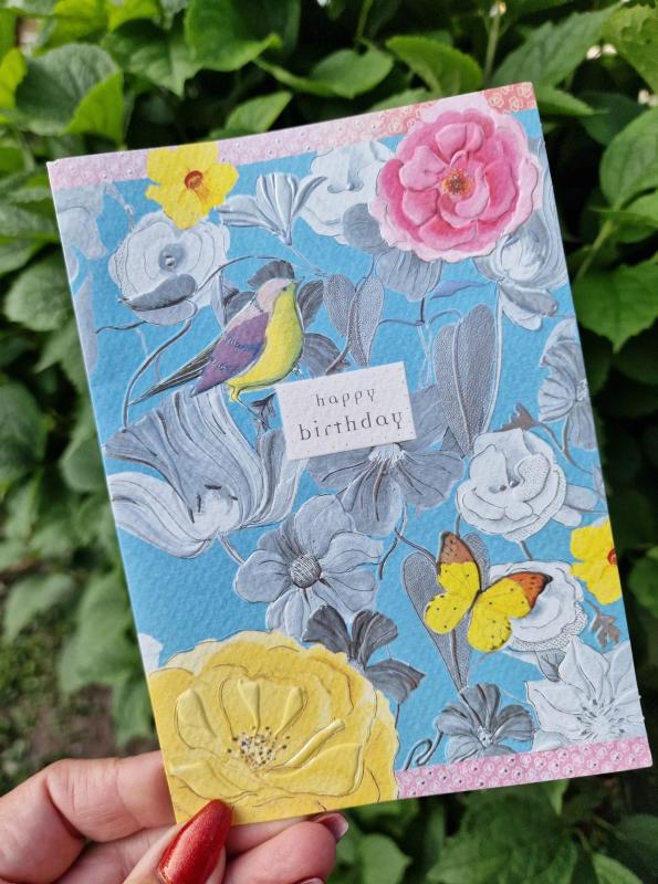 Happy Birthday, Kort med blommor, fågel och fjäril på exklusivt papper - Pictura