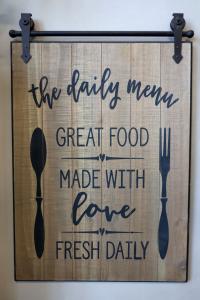 Skylt i trä "The daily menu" - Chic Antique