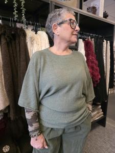 Stickad Tröja / Ponchotröja med 3/4 ärm, Grön Julia - Caramelle Fashion