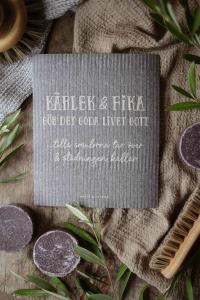 Maja Disktrasa, Kärlek & Fika - Majas Cottage