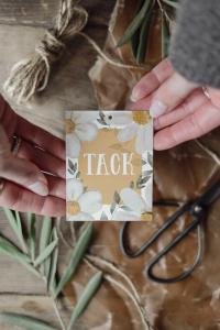 Maja Gåvokort, TACK (Vit text på ocra bakgrund) - Majas Cottage