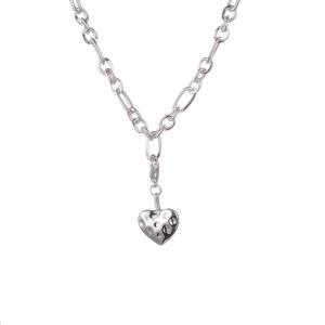 Halsband Kort, Silverfärgad kedja med ett hamrat hjärta - Gemini