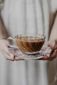 Majas Kopp med fat, Glas, JOYFUL - Majas Cottage