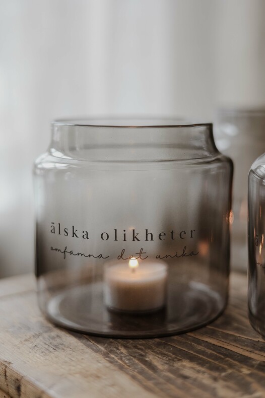 Ljuslykta "Älska Olikheter Omfamna det unika", Rökfärgat glas - Majas Cottage     LEV MARS