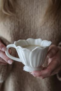 Majas Mugg Blomstra, Vit - Majas Cottage     BERÄKNAD LEV: OKT