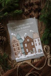 Maja Julkort A5, Nu har vi ljus här i vårt hus - Majas Cottage