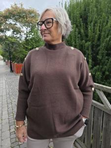 Stickad Tröja med guldknappar på axlar, Mörkbrun Stina - Caramelle Fashion