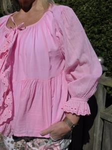 Blus med volang och spets, Rosa Johanna - Caramelle Fashion