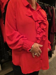 Blus med krage och volang, Röd Eva - Caramelle Fashion