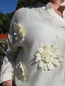 Blus med 3D blommor, Gul Malin - Caramelle Fashion