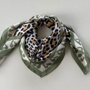 Scarves, Grön Leo mönstrad (70x70 cm) - Three M    BERÄKNAD LEV: MARS