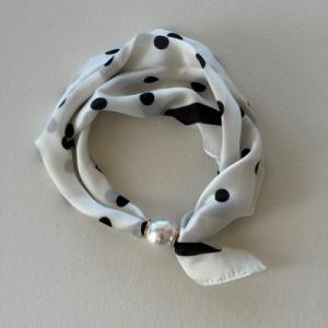 Scarves med magnetknäppe (vit pärla), Offwhite med svarta prickar - Three M
