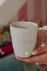 Majas Mugg Fika, Vit utan öra - Majas Cottage    BERÄKNAD LEV: FEB