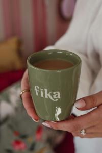 Majas Mugg Fika, Grön utan öra - Majas Cottage    BERÄKNAD LEV: FEB