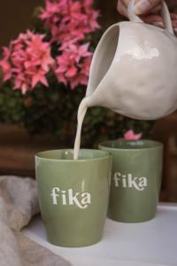 Majas Mugg Fika, Grön utan öra - Majas Cottage    BERÄKNAD LEV: FEB