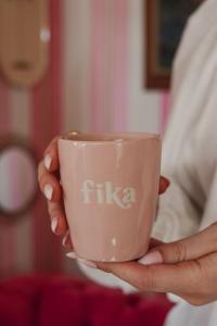 Majas Mugg Fika, Rosa utan öra - Majas Cottage    BERÄKNAD LEV: FEB