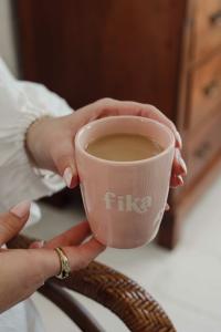 Majas Mugg Fika, Rosa utan öra - Majas Cottage    BERÄKNAD LEV: FEB
