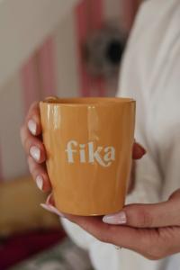 Majas Mugg Fika, Gul utan öra - Majas Cottage    BERÄKNAD LEV: FEB