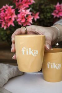 Majas Mugg Fika, Gul utan öra - Majas Cottage    BERÄKNAD LEV: FEB