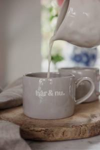 Majas Mugg, Här & nu (Taupe) - Majas Cottage    BERÄKNAD LEV: FEB