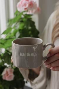 Majas Mugg, Här & nu (Taupe) - Majas Cottage    BERÄKNAD LEV: FEB