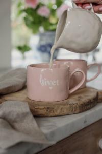 Majas Mugg, Livet (Rosa) - Majas Cottage    BERÄKNAD LEV: FEB