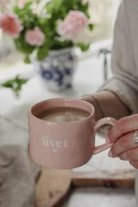 Majas Mugg, Livet (Rosa) - Majas Cottage    BERÄKNAD LEV: FEB