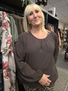 Blus / Topp med rund hals och lång ärm, Choco Claudia - Caramelle Fashion