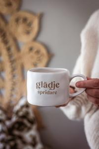 Mugg med öra, Glädjespridare Vit - Majas Cottage    BERÄKNAD LEV: DEC