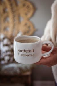 Mugg med öra, Värdefull & Uppskattad, Vit - Majas Cottage    BERÄKNAD LEV: DEC