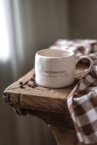 Mugg med öra, Tacksamhet Vit - Majas Cottage    BERÄKNAD LEV: DEC
