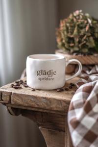 Mugg med öra, Glädjespridare Vit - Majas Cottage    BERÄKNAD LEV: DEC