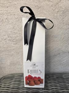 Chokladtryfflar Hallon, Vit med svart band, 200 g - Gooslander