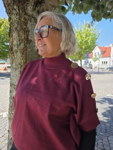 Stickad tröja med halvpolo och kort ärm, Vinröd Gittan - Caramelle Fashion