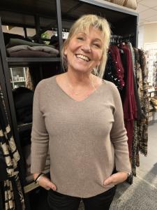 Stickad tröja med v-hals, Taupe Bella - Caramelle Fashion