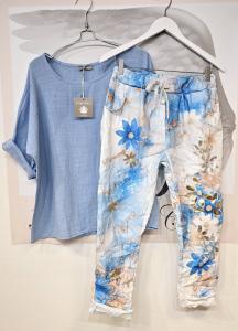 Magiskt stretchig byxa, Vita med blå blommor (Madde) - Soulful Fashion